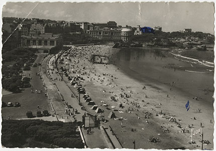 Black and white postcard with a photo of the beach at Biarritz